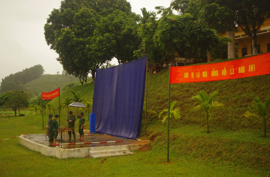 Sư đoàn 316 - Quân khu 2 (Sư đoàn Bông Lau), là một trong năm Sư đoàn chủ lực đầu tiên của Quân đội Nhân dân Việt Nam. Với lực lượng cán bộ, chiến sĩ chủ yếu là con em các dân tộc Tày, Nùng, Dao, Mông… Sở trường đánh địch ở địa hình rừng núi, tên tuổi của Sư đoàn 316 đã trở thành nỗi khiếp sợ của kẻ thù trong suốt các cuộc chiến tranh bảo vệ Tổ quốc. Trong ảnh là cán bộ sư đoàn đội mưa làm công tác chuẩn bị đón tân binh.